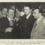 von links nach rechts: R. Katscher, Armin Robinson, Paul Whiteman, E. Hein, F. Wreede, O. Hein (Die Bühne 3/85 [1926], 12)