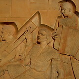 Leopold Hohl, Beim Heurigen, Keramikrelief (1955/60) im Innenhof des Gemeindebaues Probusgasse 14 (Wien XIX)