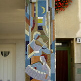 Heurigenmusik als Bildschmuck eines Mosaiks von Alois Schönauer (Wohnhaus-Wiederaufbaufonds). Nußdorfer Platz 1–2a (Wien XIX)