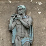 Rudolf Schmidt, Flötenspieler, Majolikarelief (1950). Gemeindebau Bernardgasse 10 (Wien VII)