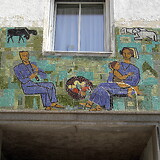 Leopold Birstinger, Hirtenfamilie, Mosaikwandbild (1958/59). Gemeindebau Lorenz-Mandl-Gasse 36–38 (Wien XVI)