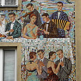 Heribert Potuznik, Hochzeit. Mosaikwandbild (1954/55). Gemeindebau Aichholzgasse 57a (Wien XII)