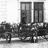 Ausfahrt des ‚Walzerkönigs‘ mit Frau und Tochter vor seiner Villa in Bad Ischl (Wiener Bilder, 9.8.1896, 8 [„Künstler-Ferien“])