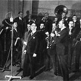 Jazzkapelle Charly Gaudriot mit Hans Grünhut vor dem Mikrophon (Wiener Bilder 16.3.1930, [9])