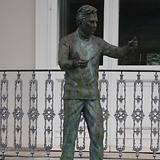 Denkmal im Garten von Herbert von Karajans vermeintlichem Geburtshaus in Salzburg, Hummelstraße 1