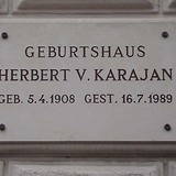 Gedenktafel an Herbert von Karajans vermeintlichem Geburtshaus in Salzburg, Hummelstraße 1