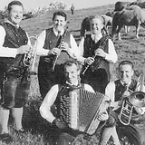 Die Kemetberger Musikanten 1965: Franz Pöschl jun. (Trompete), Franz Valeskini (Klarinette), August Müllner (Chromatisches Knopfgriff-Akkordeon), Helmut Pöschl (Klarinette) und Johann Birnhuber (Ventilposaune)