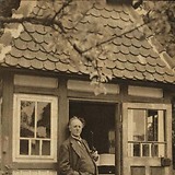 Vor dem Gartenhäuschen seines Zwettler Sommerdomizils (Radio Wien 16.6.1933, 5)