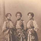 Anna (* 1884), Emilie (* 1876) und Emma (* 1894) Knebelsberger