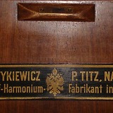 Firmenschild des Harmoniums op. 5398, gefertigt 1891 (Privatbesitz Ch. Fastl)