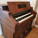 Harmonium op. 9652, gefertigt 1912 für R. Oesterle (Gemeindearchiv Hennersdorf, Museale Slg.)