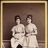 Mizzi und Emilie Krall, Rollenporträts [?] aus Pilsen (Foto von Dvorak & Roskota, Pilsen). Theatermuseum Wien