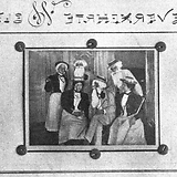 E. Kremser leitet die Funktionäre des Wiener Männergesangvereines im Kostüm einer Damenkapelle (Wiener Bilder, 23.2.1896, 7 [„Verkehrte Welt“]