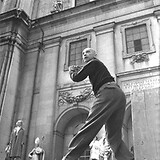 Proben zur Aufführung des Jedermann bei den Salzburger Festspielen 1950. Harald Kreutzberg als ‚Teufel‘ (United States Information Services)