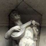 Oskar Thiede (?), Lautenist als Fassadenskulptur am Gemeindebau ‚Goethehof‘ (vor 1932). Schüttaustraße 1–39 (Wien XXII)