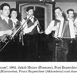 Die Lex’n Buam 1962: Jakob Moises (Posaune), Pepi Ruprechter (Trompete), Johann Ruprechter (Klarinette), Franz Ruprechter (Akkordeon) und Josef Maierhofer (Tuba) (M. Rosenzopf, Weststeirisches Musikantentum 2016, 101)