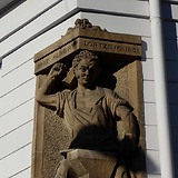 Albert Lortzing in der Rolle des Waffenschmieds, Skulptur von Franz Barwig d. J. am Wiener Wohnhaus Fleischmanngasse 1, enthüllt am 22.4.1950