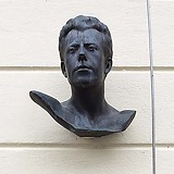 Gustav Mahler-Büste und Gedenktafel am Mestni trg 26.