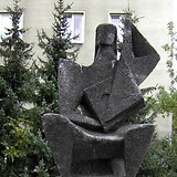 Wander Bertoni, Mandolinenspieler, Kunststeinplastik (1953). Gemeindebau ‚Steinitzhof‘, Auhofstraße / Ecke Hietzinger Kai 7–9 (Wien XIII)