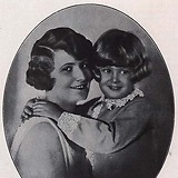 Lilian Marischka mit Sohn Georg (Moderne Welt 18 [1926], 6)