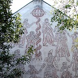 Leopold Schmid, Schwedischer Mittsommerreigen, Sgraffito-Wandbild (1950/51) an der Volksschule der Per-Albin-Hansson-Siedlung. Selma Lagerlöf-Gasse 20 (Wien X)