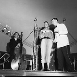 Gastspiel des Wiener USIS-Theaters mit dem Programm „Mit Musik durch Amerika“ in Innsbruck. Olive Moorefield und Marcel Prawy während eines gemeinsamen Bühnenauftritts, 22.06.1953 (Foto: United States Information Services).