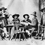 Die Mooskirchner Altsteirer 1889: Josef Hammer (Steirische Harmonika), Peter Töscher (1. Geige), Alois Hörmann (2. Geige), Franz Konrad (Viola), Franz Kogler (Hackbrett) und Johann Arbeiter (Bassgeige) (M. Rosenzopf, Weststeirisches Musikantentum 2016, 347)