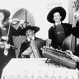 Die Mooskirchner Altsteirer 1959: Josef Reinprecht (Terzgeige), Anton Raffler (1. Geige), Josef Köppl (Steirische Harmonika), Christian Pichler (Bassgeige) und Fritz Kastner (Hackbrett) (M. Rosenzopf, Weststeirisches Musikantentum 2016, 358)