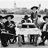Die Mooskirchner Altsteirer 1970: Josef Reinprecht (1. Geige), Franz Leth (2. Geige), Franz Steiner (Hackbrett), Hans Peter Steiner (Bassgeige) und Karl Schalk (Steirische Harmonika) (M. Rosenzopf, Weststeirisches Musikantentum 2016, 360)