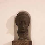 Büste in einer Hauseinfahrt in Linz, Altstadt 17