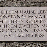 Gedenktafel beim Seiteneingang des Café Tomaselli, Alter Markt 9 (Salzburg)