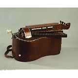 Orgelleier von César Pons. Musikinstrumenten-Museum, Staatliches Institut für Musikforschung Preußischer Kulturbesitz, Berlin