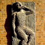 Oskar Bottoli, Papageno, Hauszeichen mit Motiven aus Mozarts Zauberflöte. Bronzerelief (1965/66) am Gemeindebau ‚Bundesländerhof‘, Bernouilligasse 4–8, Wohnblock II: SALZBURG, Stiege 5 (Wien XXII)