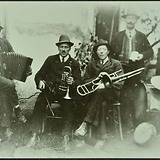 A. Penner mit Geige und Trompete und seine Musikanten in kleiner Besetzung