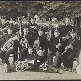 Kpm. A. Penner mit Flügelhorn (1. Reihe, Dritter von links) und die Kirchberger Musikkapelle in den 1920er-Jahren