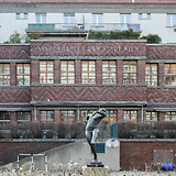 Otto Hofner, Tanzende (1930). Bronzeskulptur vor dem Kindergarten des ‚Rabenhofs‘, Wien III