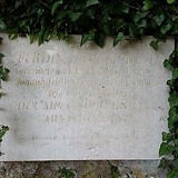 Gedenktafel bei der Ruine Johannstein im Naturpark Sparbach
