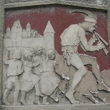 Der Rattenfänger von Korneuburg. Keramikrelief (unbezeichnet) an Kindergarten und Hort der Stadt Wien (erbaut 1913). Hetzendorfer Straße 57, Wien XII