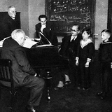 Wiener Bilder, 15.1.1933, 4 (vorne links am Klavier, bei Aufnahmeprüfung im Konvikt der Wiener Sängerknaben)