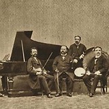 Salonkapelle Margold mit C. Margold als 3. v. l. an der ersten Geige (Radio-Wien 18.12.1931, 12)