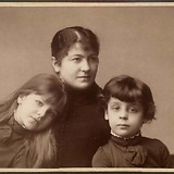 Anna Schindler gemeinsam mit ihren Töchtern Alma und Margarethe