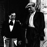 Adolf Wohlbrück (r.) im Film&nbsp;Ein Lied geht um die Welt neben dem Tenor J. Schmidt (l.) (Wiener Bilder, 20.8.1933, 20)