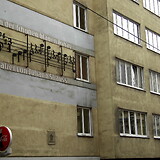 Metallfries (1959/60, unbezeichnet; Wohnhaus-Wiederaufbaufonds) in Nähe zum ehemaligen Standort des Wohn- und Sterbehauses von Johann Strauss (Sohn). Johann-Strauß-Gasse 10–14 (Wien IV)
