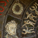 Trude Diener-Hillinger, Döblinger Sonnenradl, keramisches Wandrelief (1975), Detail. Gemeindebau ‚Rosa-Alba-Retty-Hof‘, Billrothstraße 42 (Wien XIX)