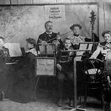 Die Concert-Salonkapelle der Familie Josef Schwarz mit den Söhnen Karl (li.) und Franz sowie den Töchtern Karoline (Harmonium), Aloisia (Kontrabass) und Josefine (Schlagzeug)