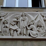 Wander Bertoni, Die Sieben Hirten, Natursteinrelief (1950). Gemeindebau Ketzergasse 42 (Wien XXIII)