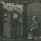 Karl Farkas als Kolporteur und Fritz Grünbaum als Dienstmann in ihrer letzten gemeinsamen Revue Metro Grünbaum-Farkas’ höhnende Wochenschau 1938 (Die Stunde 10.3.1938, [6])