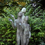 Siegfried Charoux, Singende Knaben, Bronzeplastik (1956/61). Gemeindebau Hofmannsthalgasse 20–22 (Wien III)