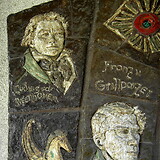 Beethoven und Grillparzer. Detail vom Döblinger Sonnenradl (keramisches Wandrelief von Trude Diener-Hillinger, 1975). Gemeindebau ‚Rosa-Alba-Retty-Hof‘, Billrothstraße 42 (Wien XIX)