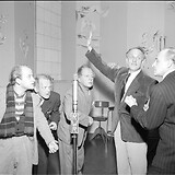 Fünf Darsteller (Sowinetz 1. von links) in Streitpose in einem Studio des Senders Radio Rot-Weiß-Rot in Wien (United States Information Services, 1953)